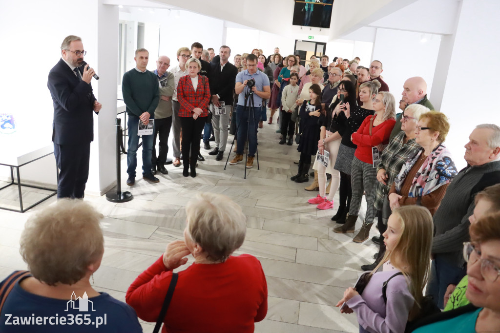 Fotorelacja: Otwarcie wystawy  - MOJA  KRYSZTAŁOWA HISTORIA.