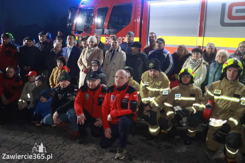 Fotorelacja: Powitanie nowego samochodu ratowniczo-gaśniczego w OSP Zawiercie-Bzów