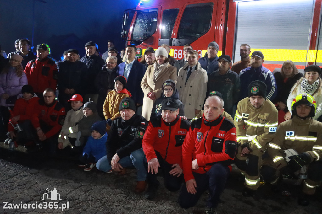 Fotorelacja: Powitanie nowego samochodu ratowniczo-gaśniczego w OSP Zawiercie-Bzów