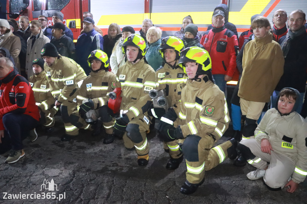 Fotorelacja: Powitanie nowego samochodu ratowniczo-gaśniczego w OSP Zawiercie-Bzów