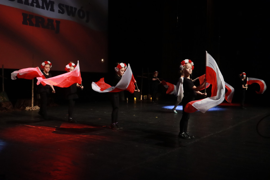 Fotorelacja: Patriotyczne widowisko i „Dziady” w wykonaniu Sp5 Zawiercie