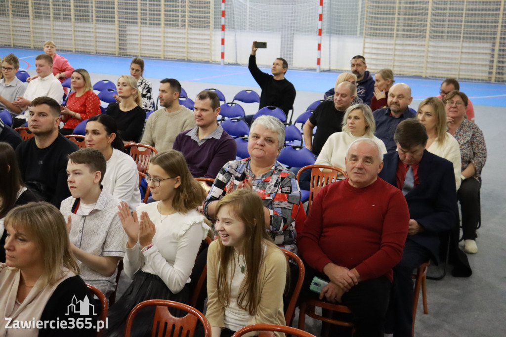 Fotorelacja: Uroczyste otwarcie hali sportowej przy Sp13 w Zawierciu