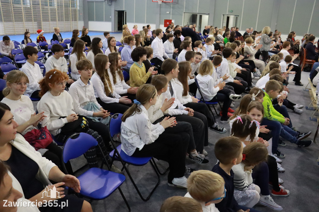 Fotorelacja: Uroczyste otwarcie hali sportowej przy Sp13 w Zawierciu