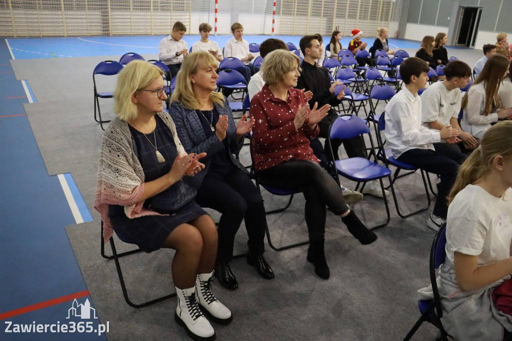 Fotorelacja: Uroczyste otwarcie hali sportowej przy Sp13 w Zawierciu