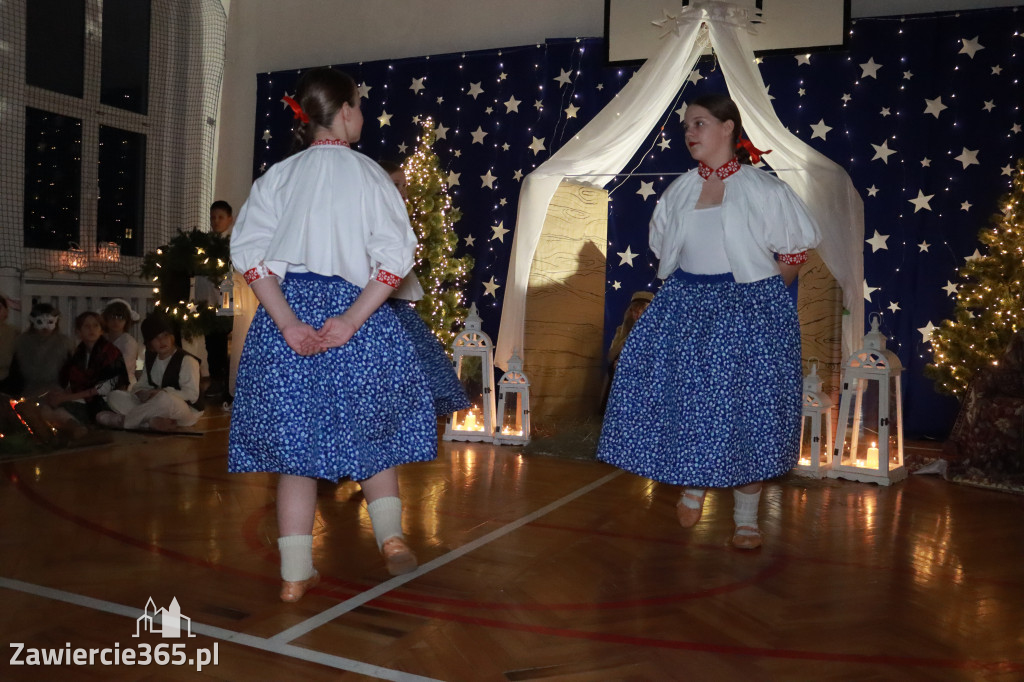 Fotorelacja: Jasełka i Jarmark Bożonarodzeniowy w Sp4