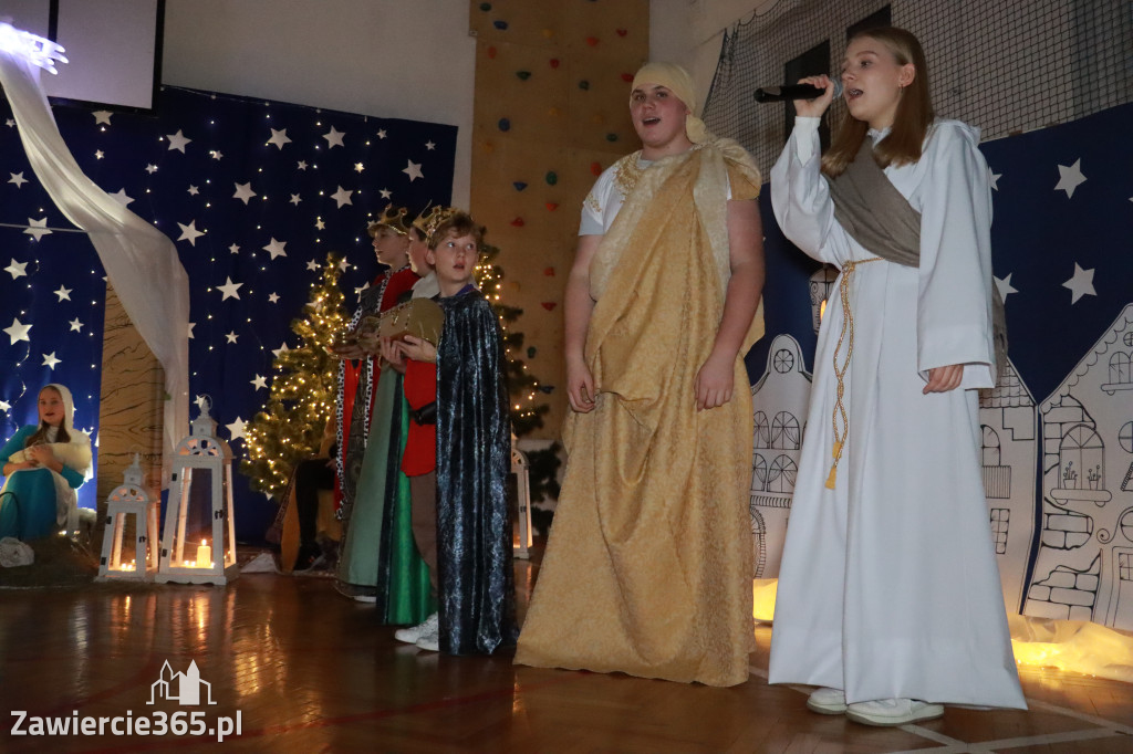 Fotorelacja: Jasełka i Jarmark Bożonarodzeniowy w Sp4
