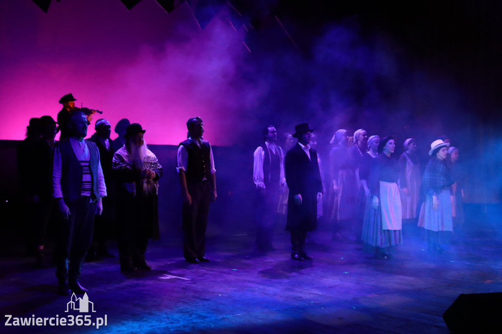 Fotorelacja: Musical SKRZYPEK NA DACHU w MOK Zawiercie