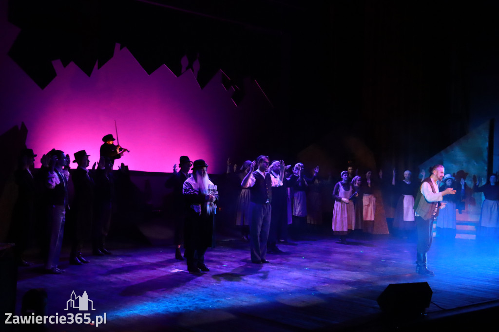 Fotorelacja: Musical SKRZYPEK NA DACHU w MOK Zawiercie