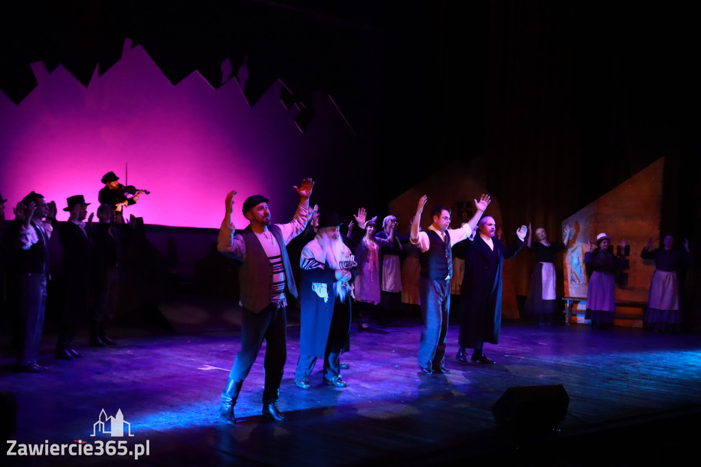 Fotorelacja: Musical SKRZYPEK NA DACHU w MOK Zawiercie