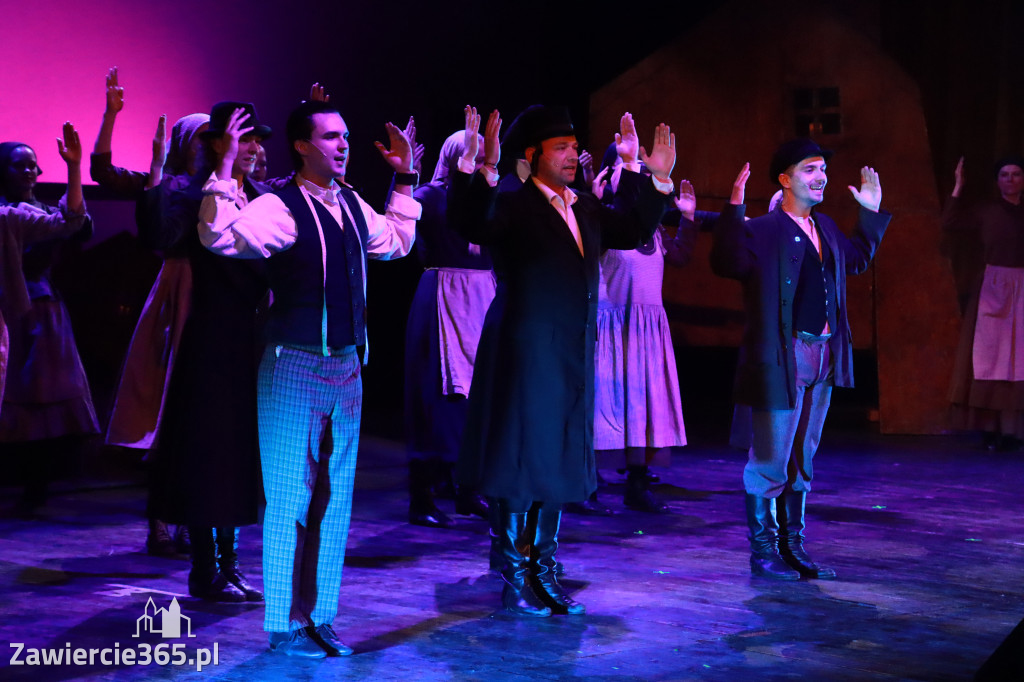 Fotorelacja: Musical SKRZYPEK NA DACHU w MOK Zawiercie