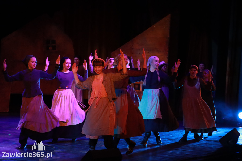Fotorelacja: Musical SKRZYPEK NA DACHU w MOK Zawiercie