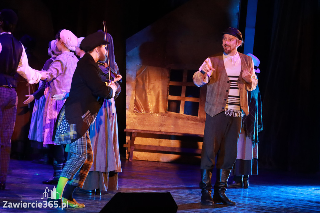 Fotorelacja: Musical SKRZYPEK NA DACHU w MOK Zawiercie