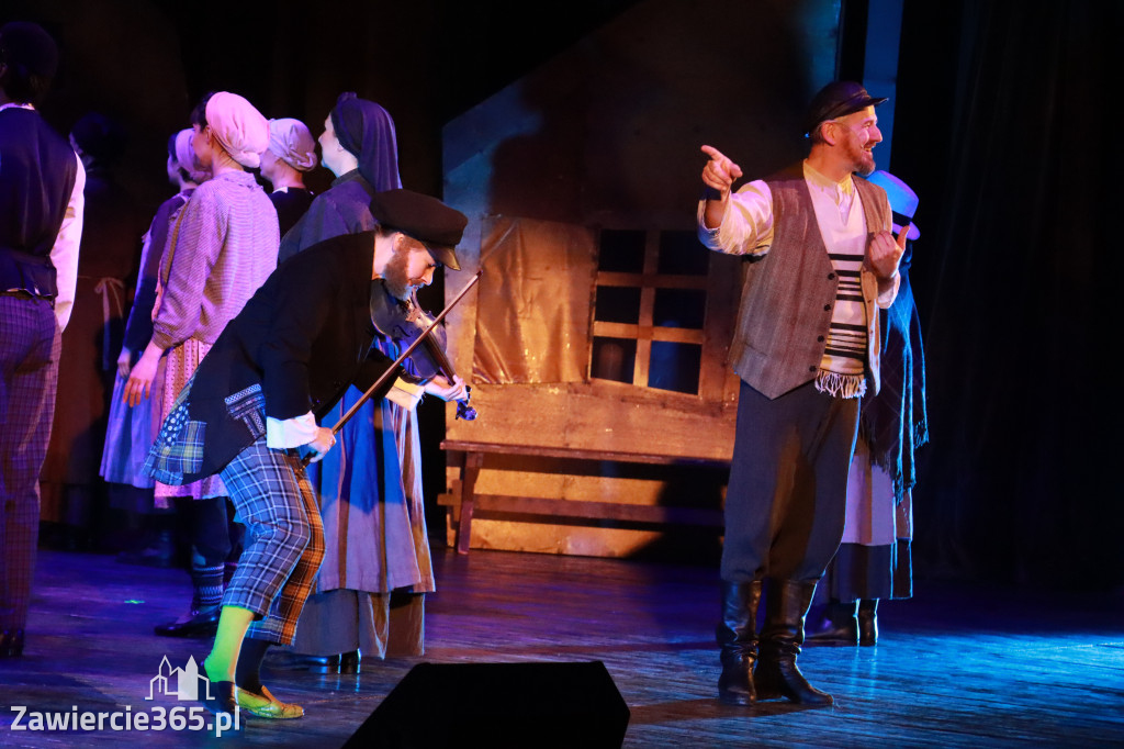 Fotorelacja: Musical SKRZYPEK NA DACHU w MOK Zawiercie