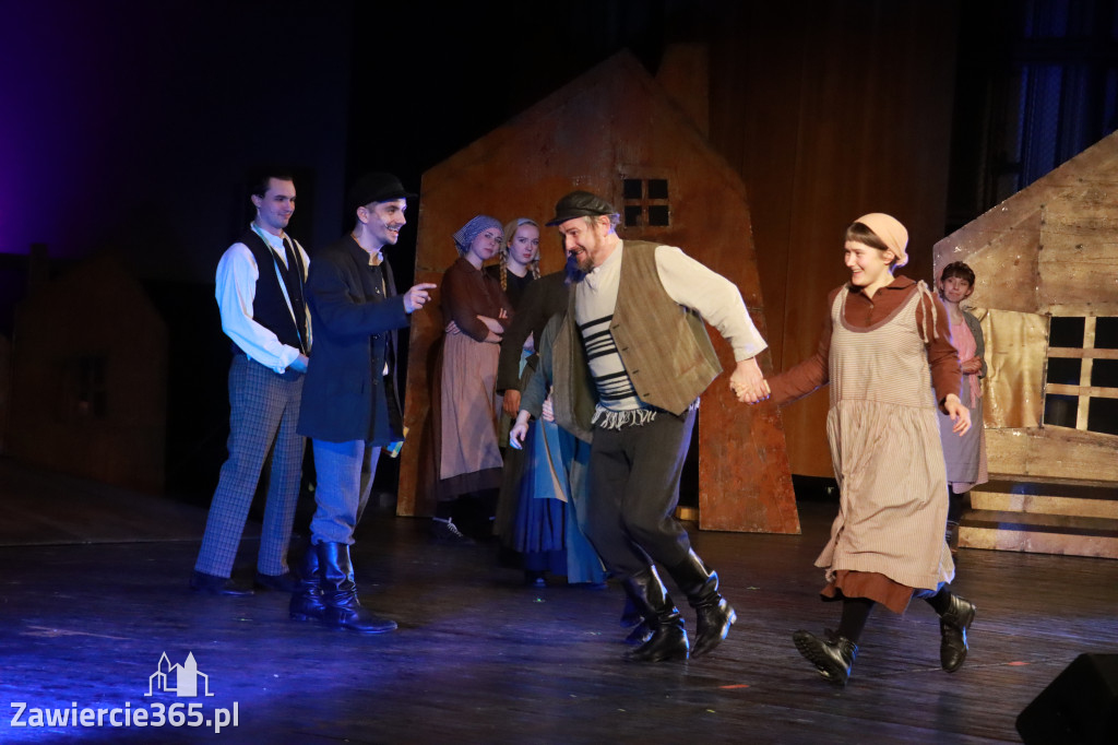 Fotorelacja: Musical SKRZYPEK NA DACHU w MOK Zawiercie