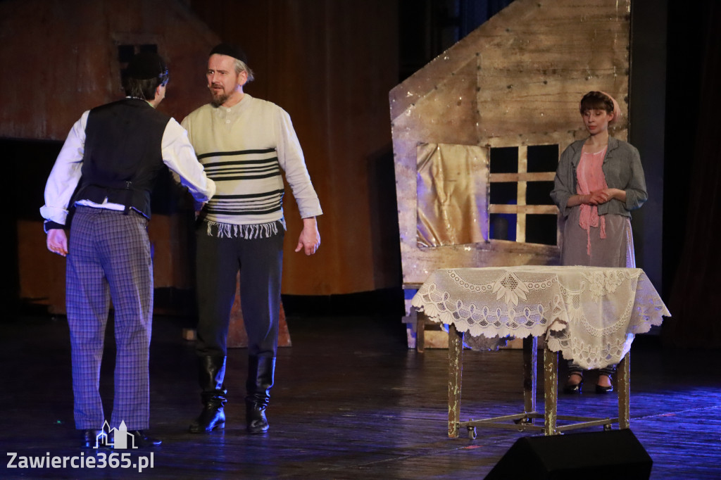 Fotorelacja: Musical SKRZYPEK NA DACHU w MOK Zawiercie