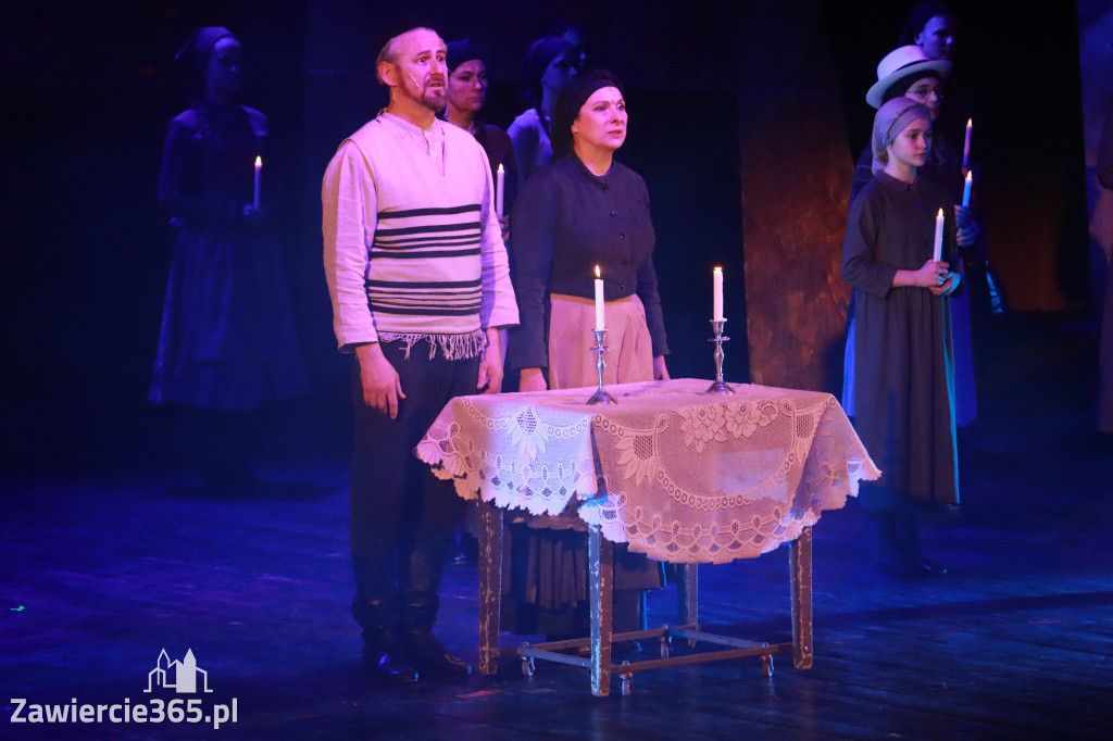 Fotorelacja: Musical SKRZYPEK NA DACHU w MOK Zawiercie