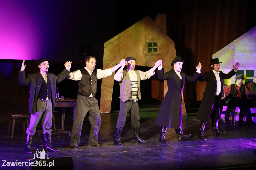 Fotorelacja: Musical SKRZYPEK NA DACHU w MOK Zawiercie