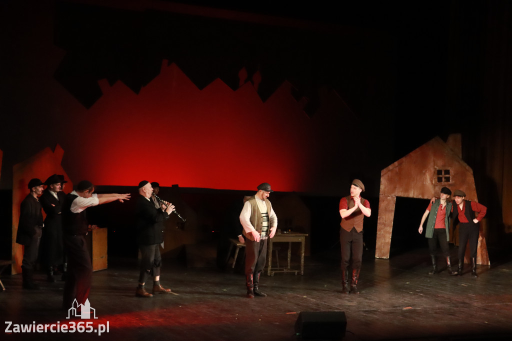 Fotorelacja: Musical SKRZYPEK NA DACHU w MOK Zawiercie