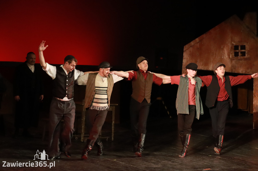 Fotorelacja: Musical SKRZYPEK NA DACHU w MOK Zawiercie
