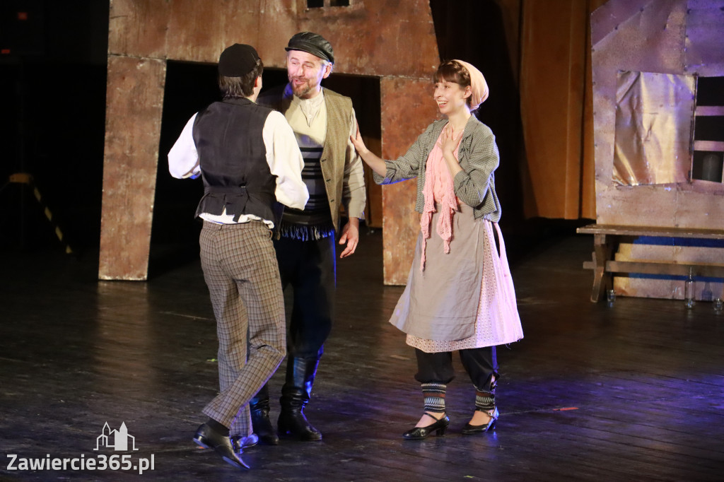Fotorelacja: Musical SKRZYPEK NA DACHU w MOK Zawiercie
