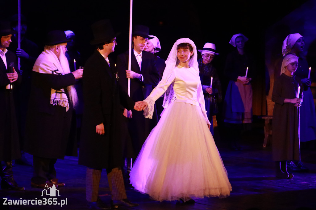 Fotorelacja: Musical SKRZYPEK NA DACHU w MOK Zawiercie
