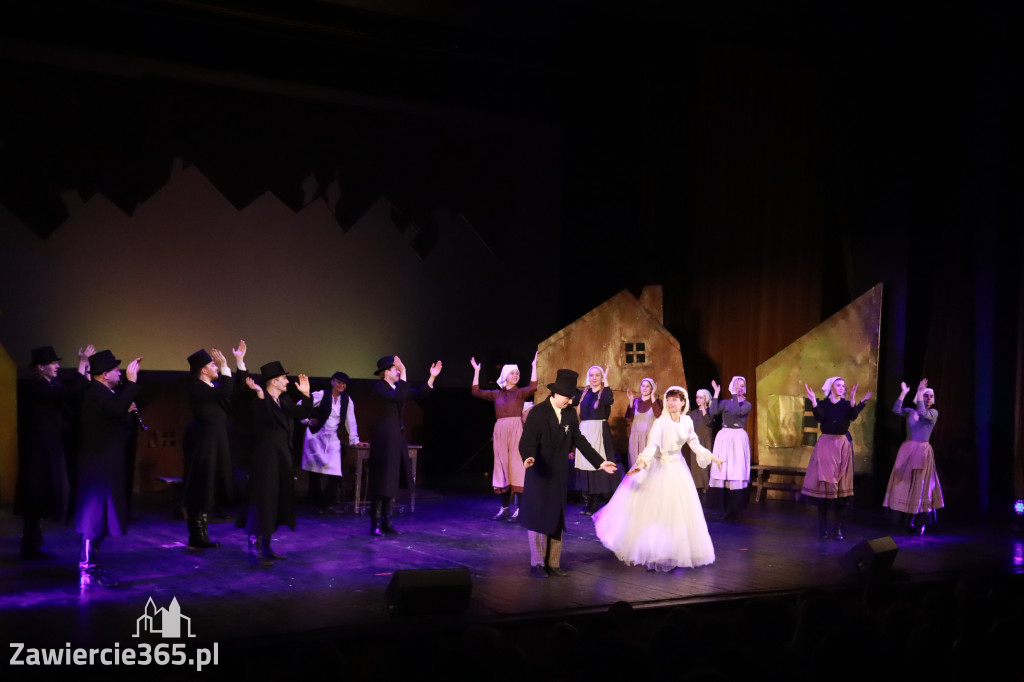 Fotorelacja: Musical SKRZYPEK NA DACHU w MOK Zawiercie