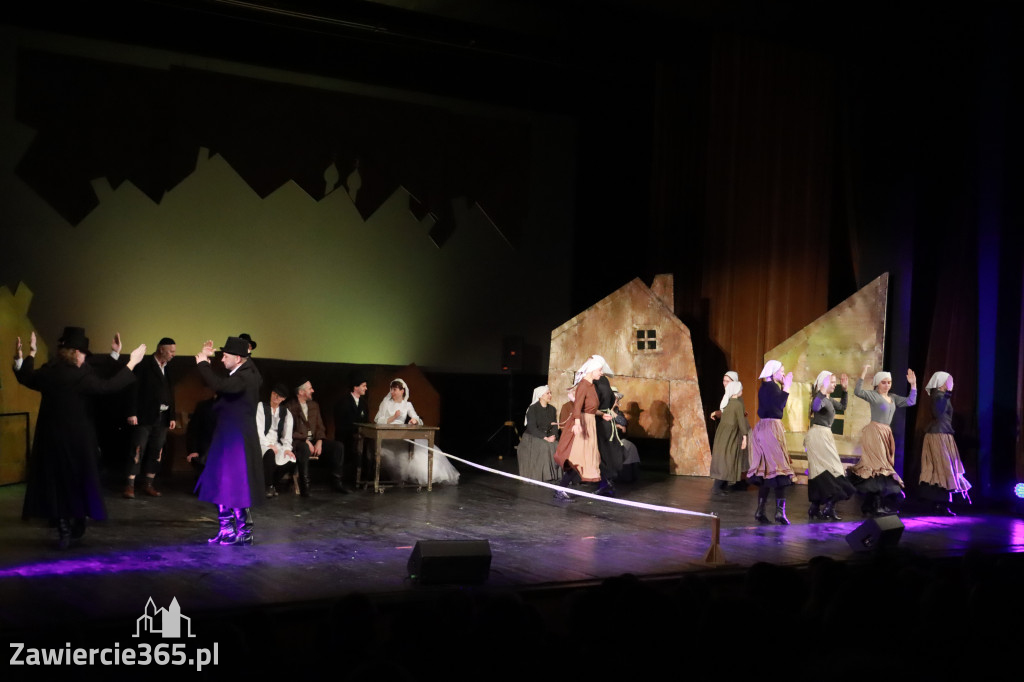Fotorelacja: Musical SKRZYPEK NA DACHU w MOK Zawiercie