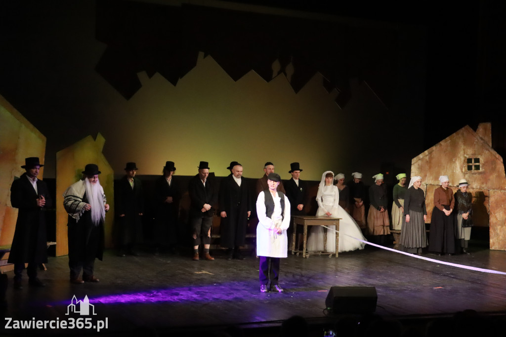 Fotorelacja: Musical SKRZYPEK NA DACHU w MOK Zawiercie