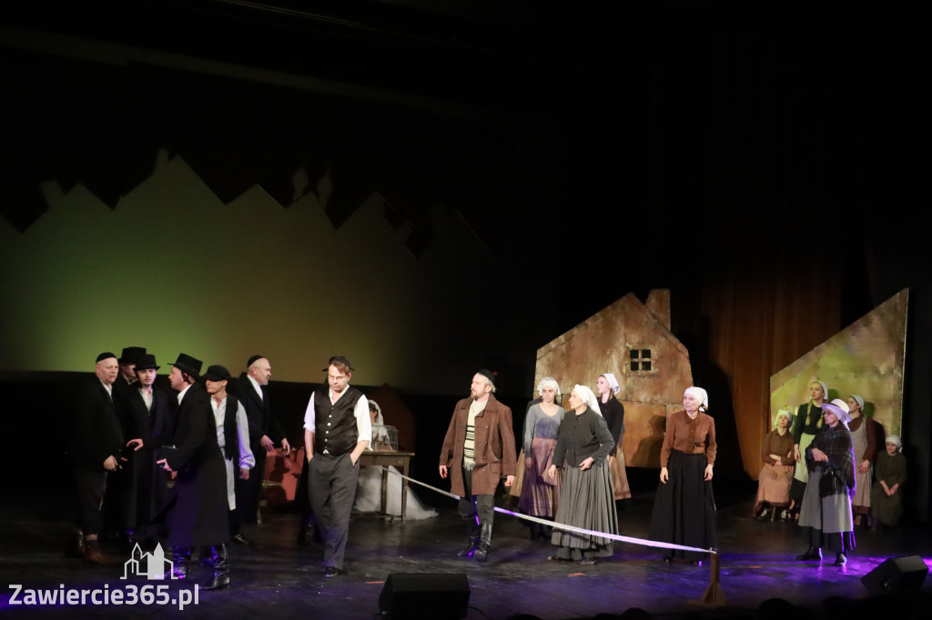 Fotorelacja: Musical SKRZYPEK NA DACHU w MOK Zawiercie