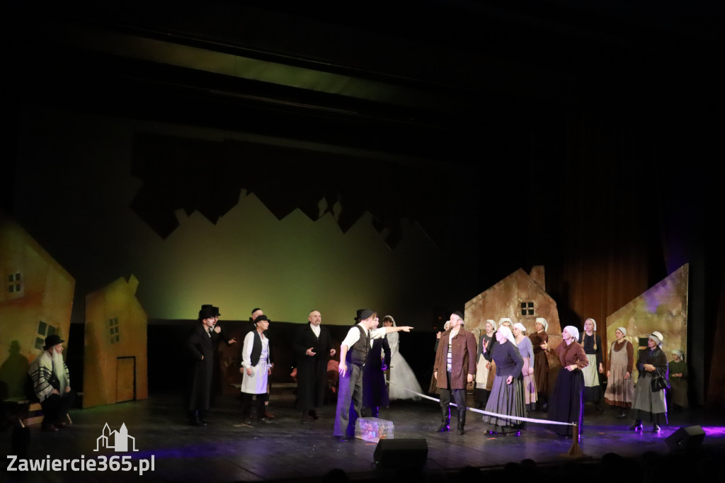 Fotorelacja: Musical SKRZYPEK NA DACHU w MOK Zawiercie