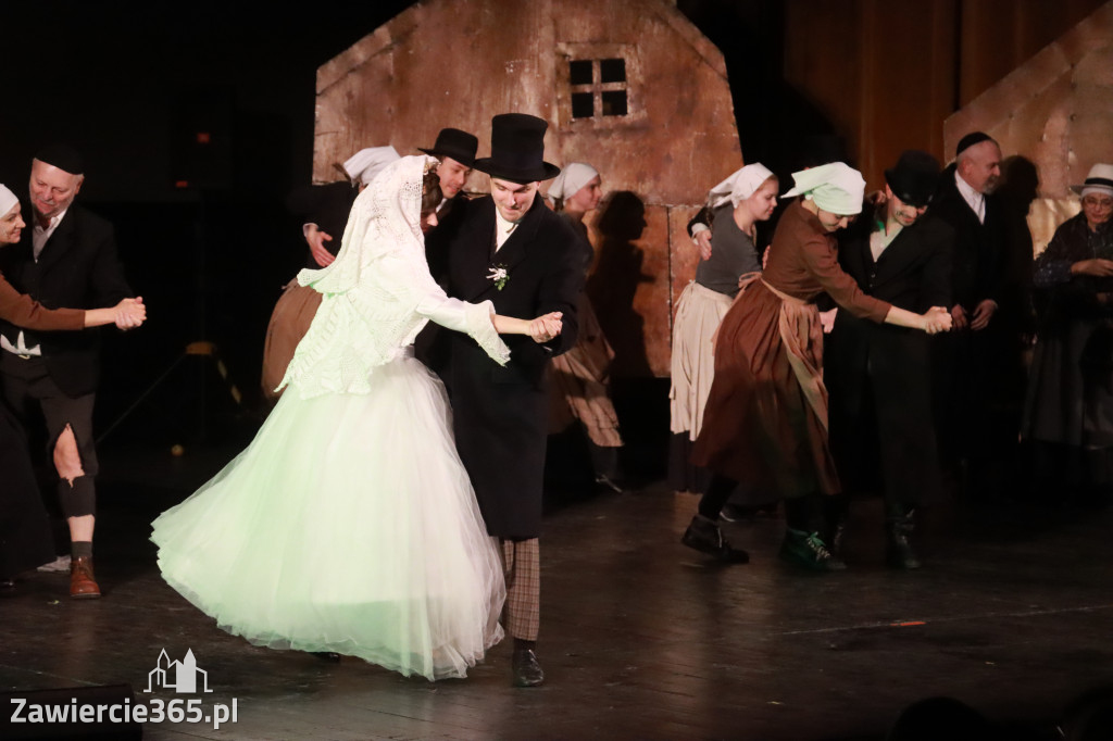 Fotorelacja: Musical SKRZYPEK NA DACHU w MOK Zawiercie