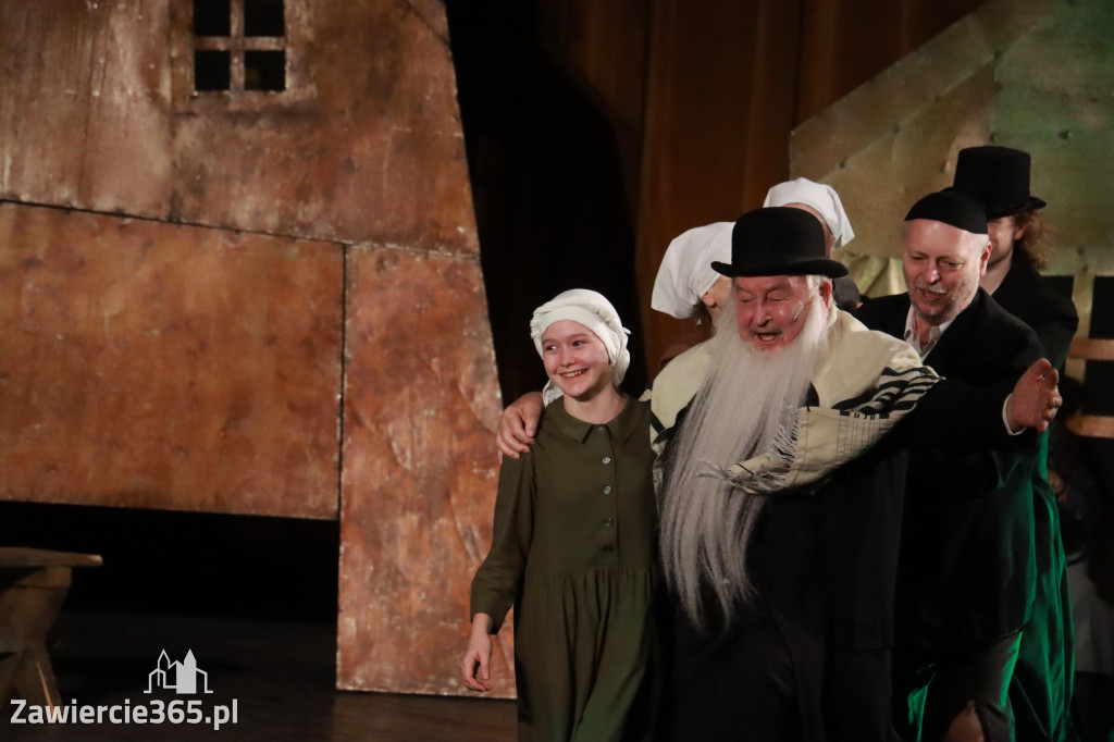 Fotorelacja: Musical SKRZYPEK NA DACHU w MOK Zawiercie