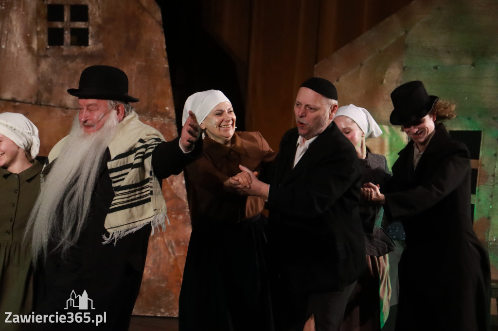 Fotorelacja: Musical SKRZYPEK NA DACHU w MOK Zawiercie