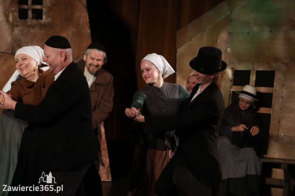Fotorelacja: Musical SKRZYPEK NA DACHU w MOK Zawiercie