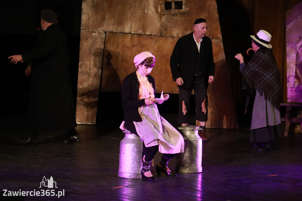 Fotorelacja: Musical SKRZYPEK NA DACHU w MOK Zawiercie