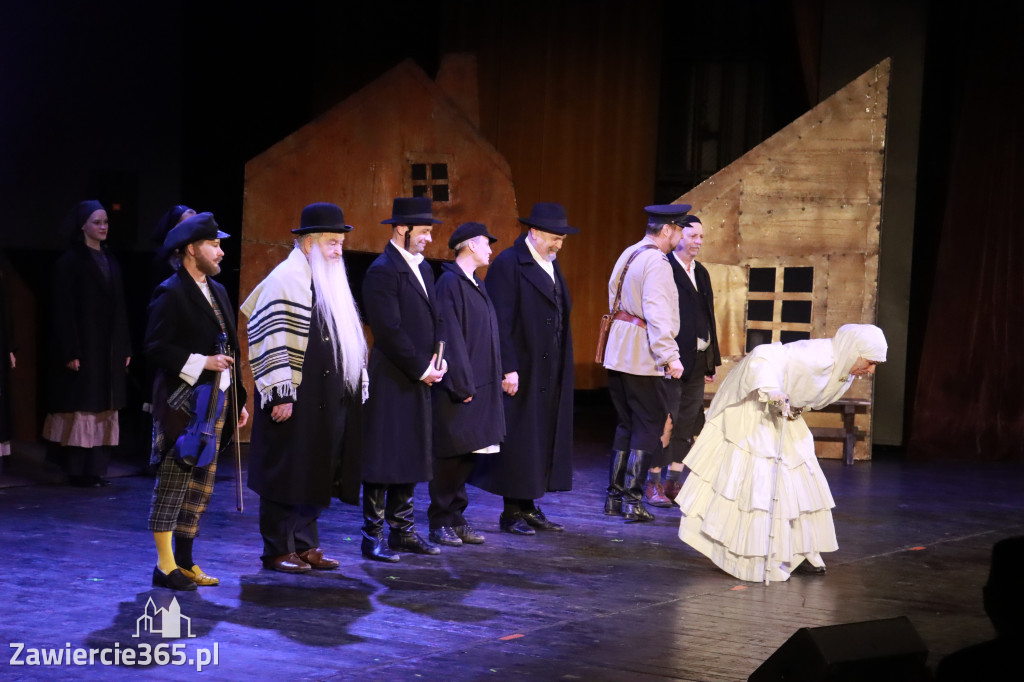 Fotorelacja: Musical SKRZYPEK NA DACHU w MOK Zawiercie