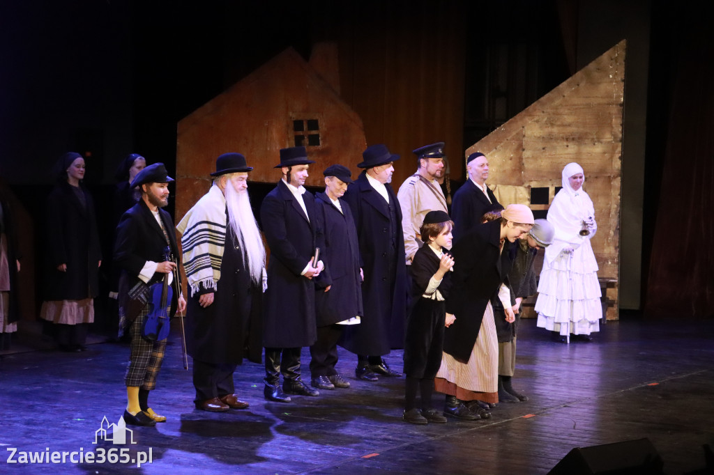 Fotorelacja: Musical SKRZYPEK NA DACHU w MOK Zawiercie