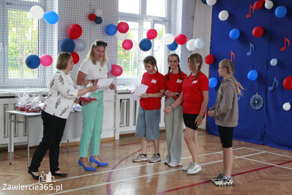 Fotorelacja: Festiwal Piosenki Angielskiej w Szkole Podstawowej nr 4 w Zawierciu