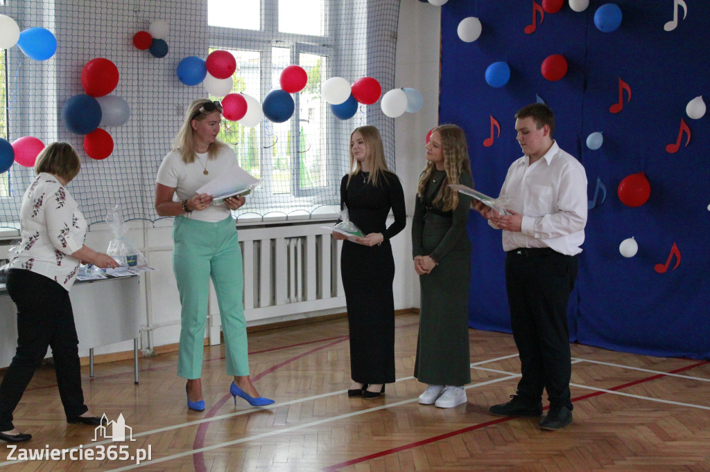 Fotorelacja: Festiwal Piosenki Angielskiej w Szkole Podstawowej nr 4 w Zawierciu