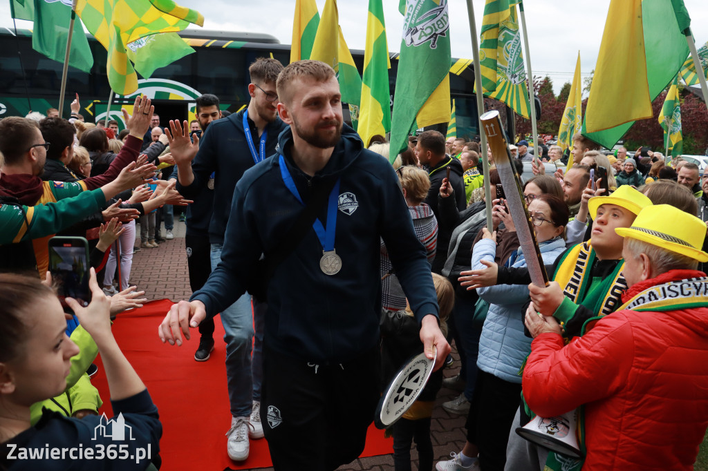 Fotorelacja: Piękne powitanie  Aluron CMC Warta Zawiercie