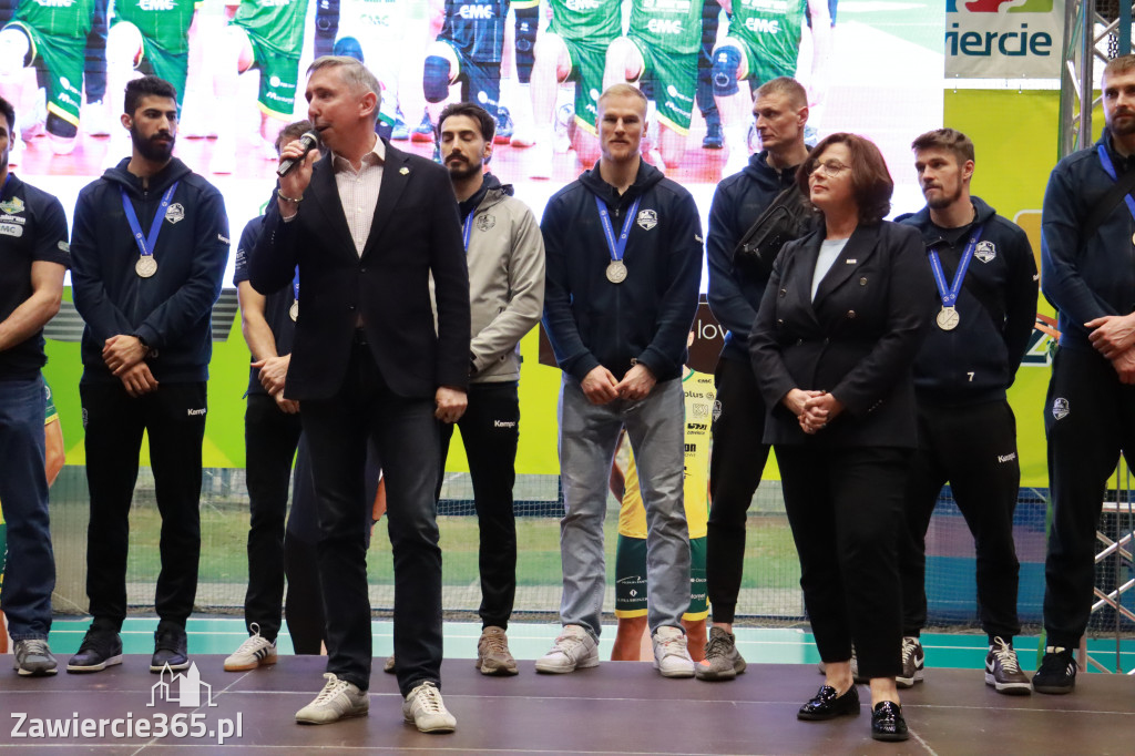 Fotorelacja: Piękne powitanie  Aluron CMC Warta Zawiercie