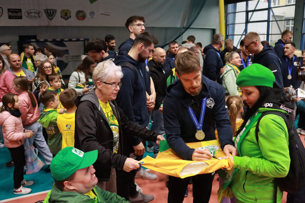Fotorelacja: Piękne powitanie  Aluron CMC Warta Zawiercie
