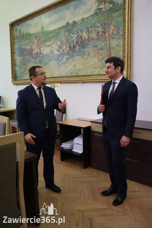 Fotorelacja: Podpisanie umowy o usunięciu niebezpiecznych odpadów w Szczekocinach
