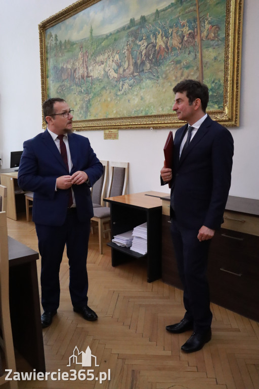 Fotorelacja: Podpisanie umowy o usunięciu niebezpiecznych odpadów w Szczekocinach