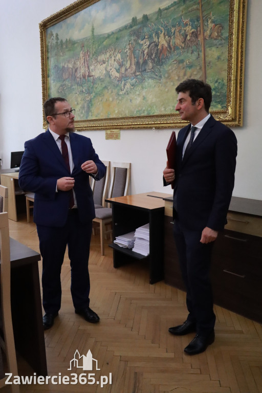 Fotorelacja: Podpisanie umowy o usunięciu niebezpiecznych odpadów w Szczekocinach