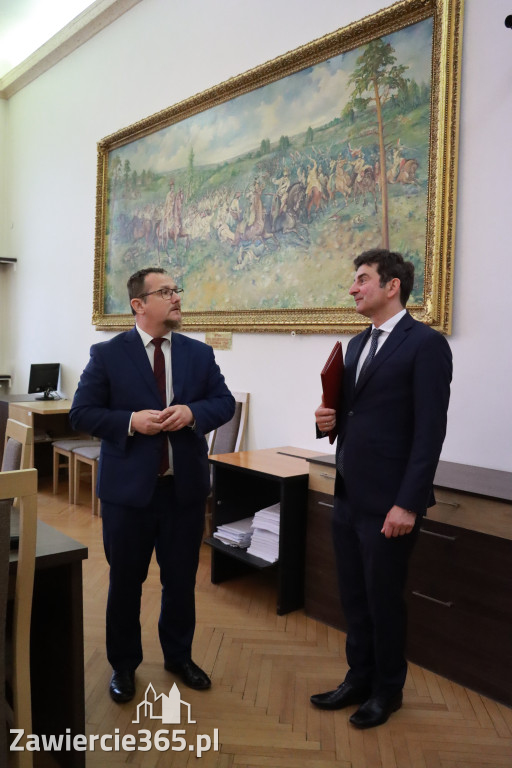 Fotorelacja: Podpisanie umowy o usunięciu niebezpiecznych odpadów w Szczekocinach