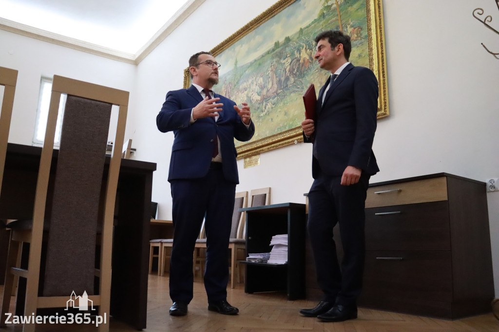 Fotorelacja: Podpisanie umowy o usunięciu niebezpiecznych odpadów w Szczekocinach