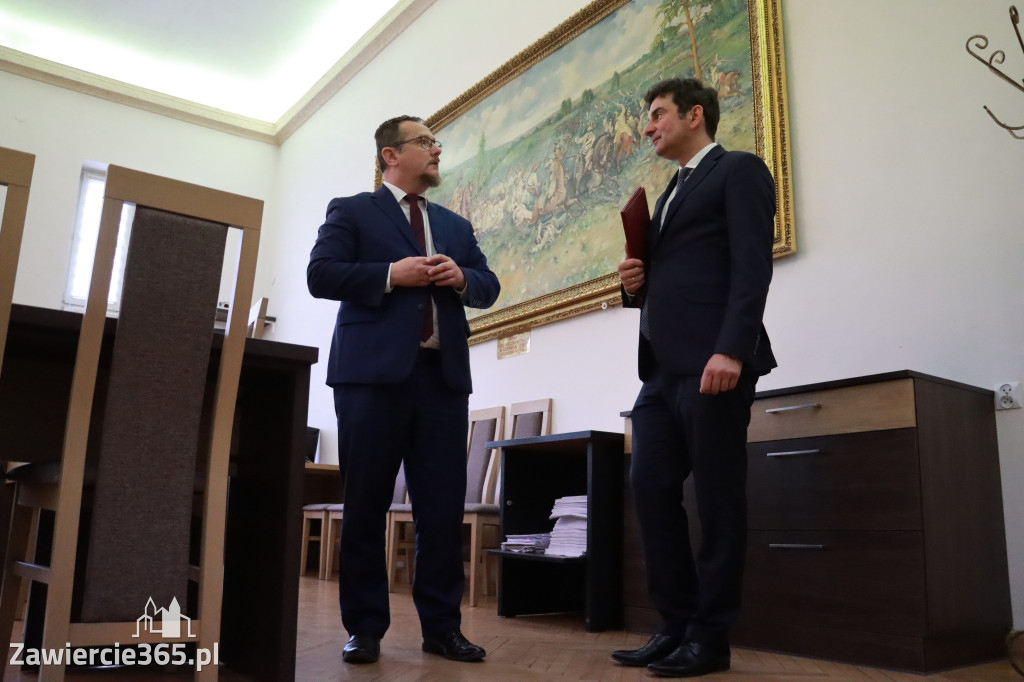 Fotorelacja: Podpisanie umowy o usunięciu niebezpiecznych odpadów w Szczekocinach