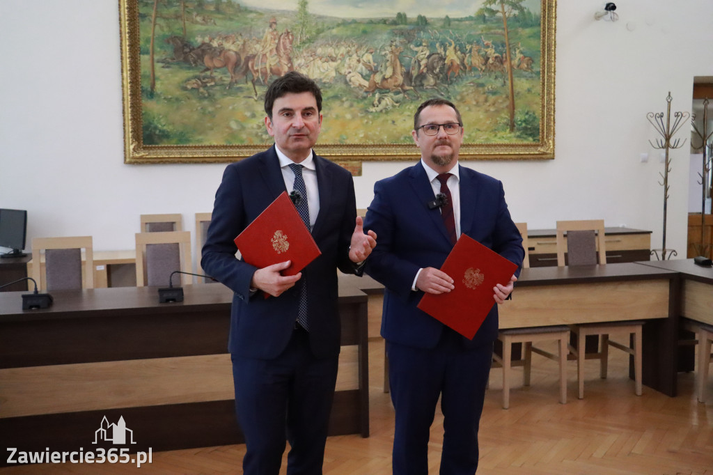 Fotorelacja: Podpisanie umowy o usunięciu niebezpiecznych odpadów w Szczekocinach