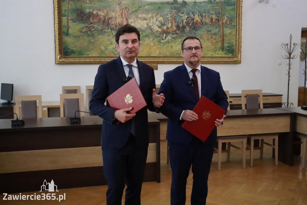 Fotorelacja: Podpisanie umowy o usunięciu niebezpiecznych odpadów w Szczekocinach